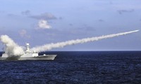 Một tàu chiến Trung Quốc phóng tên lửa trong khi tập trận. (Ảnh: Xinhua)