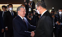 Tổng thống Uzbekistan Shavkat Mirziyoyev đón Chủ tịch Trung Quốc Tập Cận Bình. (Ảnh: Twitter)