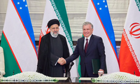 Tổng thống Uzbekistan Shavkat Mirziyoyev (phải) gặp người đồng cấp Iran Ebrahim Raisi trước thượng đỉnh SCO ngày 14/9. (Ảnh: Reuters) 