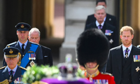 Con cháu Nữ hoàng Anh Elizabeth hộ tống linh cữu ngày 14/9. (Ảnh: Reuters)