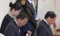 Bộ trưởng Ngoại giao Bùi Thanh Sơn và Đại sứ Việt Nam tại Anh Nguyễn Hoàng Long tại lễ viếng Nữ hoàng Elizabeth. (Ảnh: Mofa)