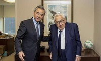 Ngoại trưởng Trung Quốc Vương Nghị trong cuộc gặp ông Henry Kissinger. (Ảnh: Xinhua)
