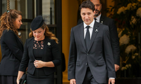 Thủ tướng Canada Justin Trudeau và Phu nhân Sophie Grégoire Trudeau rời khách sạn để đến dự tang lễ Nữ hoàng Elizabeth ngày 19/9. (Ảnh: Getty)