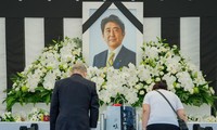 Người dân cúi đầu trước di ảnh cố Thủ tướng Abe Shinzo bên ngoài nhà thi đấu Nippon Budokan ở Tokyo. (Ảnh: Reuters)
