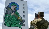 Một lính Ukraine chụp hình bức họa được đặt tên là "Thánh Javelin" ở Kiev ngày 25/5. (Ảnh: Getty)