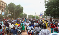 Lực lượng ủng hộ Tổng thống tự xưng Ibrahim Traore tập trung ở Ouagadougou ngày 1/10. (Ảnh: Reuters)