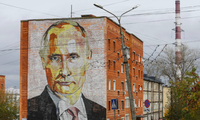 Một toà nhà ở Mátxcơva vẽ chân dung Tổng thống Nga Vladimir Putin ngày 6/10. (Ảnh: Reuters)