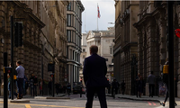 Một người đi bộ gần Ngân hàng trung ương Anh ngày 3/10. (Ảnh: Bloomberg)