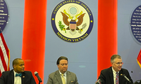 Trợ lý Ngoại trưởng Mỹ Daniel Kritenbrink (phải) và Đại sứ Mỹ Marc Knapper trong cuộc họp báo ngày 12/10