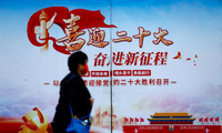 Một người dân đi qua tấm áp phích về Đại hội XX Đảng Cộng sản Trung Quốc ở Bắc Kinh ngày 14/10. (Ảnh: Reuters)