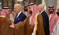  Thái tử kế vị Ả-rập xê-út Mohammed bin Salman tiếp đón Tổng thống Mỹ Joe Biden trong chuyến thăm hồi tháng 7. (Ảnh: Getty)