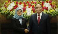 Chủ tịch nước Nguyễn Xuân Phúc và Tổng thống Singapore Halimah Yacob trong cuộc gặp ngày 17/10. (Ảnh: Như Ý) 
