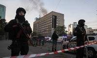 Lực lượng an ninh đứng gác quanh hiện trường vụ tấn công bằng máy bay không người lái vào Kiev ngày 17/10. (Ảnh: Reuters)