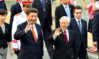 Tổng Bí thư Nguyễn Phú Trọng đón Tổng Bí thư, Chủ tịch Trung Quốc Tập Cận Bình trong chuyến thăm Việt Nam năm 2015. (Ảnh: NLĐ)