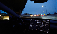 Hệ thống Autopilot của xe Tesla hỗ trợ điều khiển, nhưng người lái vẫn phải kiểm soát