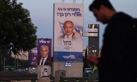 Chân dung các ứng viên thủ tướng Israel được treo ở Tel Aviv ngày 27/10. (Ảnh: Reuters)