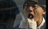 Nhân viên y tế lấy mẫu xét nghiệm cho một người dân ở Bắc Kinh ngày 2/11. (Ảnh: AP)