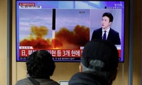 Người dân Hàn Quốc xem tin về vụ phóng tên lửa của Triều Tiên ngày 3/11. (Ảnh: Reuters)