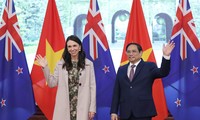 Thủ tướng Phạm Minh Chính và Thủ tướng New Zealand Jacinda Ardern chụp ảnh chung trước hội đàm. (Ảnh: Nhật Minh)