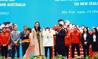 Thủ tướng Phạm Minh Chính tặng áo có chữ ký của đội tuyển bóng đá nữ Việt Nam cho Thủ tướng New Zealand Jacinda Ardern. (Ảnh: Nhật Minh)