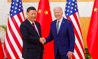 Tổng thống Mỹ Joe Biden và Chủ tịch Trung Quốc Tập Cận Bình bắt tay nhau tại Indonesia. (Ảnh: Xinhua)