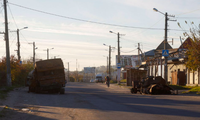 Một xe quân sự hỏng nằm trên đường phố Kherson ngày 14/11. (Ảnh: Reuters)