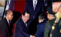 Thủ tướng Campuchia Hun Sen bước xuống sân bay ở Indonesia để chuẩn bị dự thượng đỉnh G20 ngày 14/11. (Ảnh: AP)