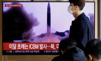 Một màn hình TV ở Seoul chiếu bản tin về vụ phóng tên lửa của Triều Tiên ngày 17/11. (Ảnh: Reuters)