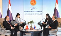Chủ tịch nước Nguyễn Xuân Phúc hội kiến Chủ tịch Quốc hội Thái Lan Chuan Leekpai. (Ảnh: Baoquocte)