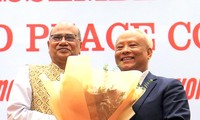 Chủ tịch Uỷ ban Hoà bình Việt Nam Uông Chu Lưu (trái) và tân Chủ tịch Hội đồng Hoà bình thế giới Pallab Sengupta