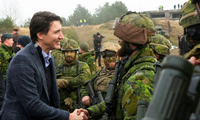 Thủ tướng Canada Justin Trudeau thăm các binh lính Canada ở Latvia ngày 8/3. (Ảnh: Reuters)