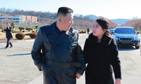 Ông Kim Jong Un và con gái trong bức ảnh đăng ngày 27/11. 