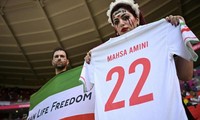 Người hâm mộ World Cup mang áo và khẩu hiệu ủng hộ người biểu tình Iran. (Ảnh: Reuters)