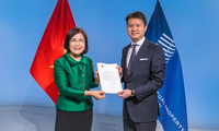 Đại sứ Lê Thị Tuyết Mai trao Văn kiện Việt Nam gia nhập Hiệp ước Marrkesh cho Tổng giám đốc Tổ chức Sở hữu trí tuệ thế giới (WIPO) Daren Tang. (Mofa)