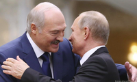 Tổng thống Nga Vladimir Putin và người đồng cấp Belarus Alexander Lukashenko. (Ảnh: AP)