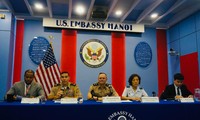 Các sĩ quan Mỹ gặp gỡ báo chí tại Hà Nội ngày 9/12. (Ảnh: Thu Loan)