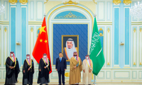 Hoàng Thái tử Ả-rập Xê-út Mohammed bin Salman chụp ảnh với Chủ tịch Trung Quốc Tập Cận Bình tại Riyadh ngày 8/12. (Ảnh: Reuters)