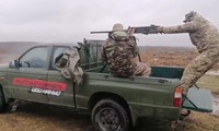 Một chiếc xe tải do nhóm Car4ukraine cung cấp được binh lính Ukraine sử dụng. (Ảnh: Insider)