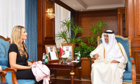 Bà Eva Kaili trong cuộc gặp Bộ trưởng Lao động Qatar Ali bin Samikh Al Marri ngày 31/10/2022. (Ảnh: Reuters)