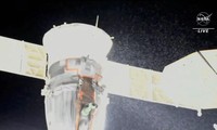 Hình ảnh trong webcast của NASA cho thấy tàu vũ trụ Nga đang bị rò rỉ chất lỏng
