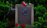 Bia tưởng niệm cố Tổng thống Mỹ John F. Kennedy. (Ảnh: Reuters)