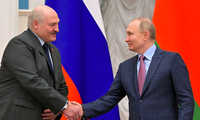Tổng thống Nga Vladimir Putin (phải) và người đồng cấp Belarus Alyaksandr Lukashenko