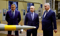 Tổng thống Nga Vladimir Putin và các lãnh đạo địa phương thăm xưởng sản xuất vũ khí ở Tula ngày 23/12. (Ảnh: Tass)