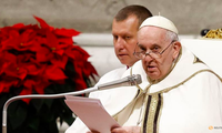 Giáo hoàng Francis lên án lòng tham và chiến tranh trong bài giảng đêm Giáng sinh 24/12. (Ảnh: Reuters) 