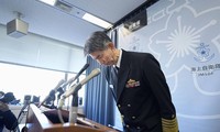 Tham mưu trưởng MSDF Ryo Sakai cúi đầu xin lỗi trong cuộc họp báo ngày 26/12. (Ảnh: Kyodo)