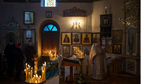 Trong một nhà thờ Chính thống giáo ở ngoại ô Kiev ngày 25/12. (Ảnh: AP)