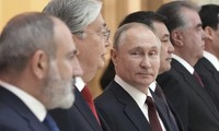 Tổng thống Nga Vladimir Putin đón tiếp lãnh đạo các nước thuộc Liên Xô cũ ngày 26/12. (Ảnh: EPA-EFE)