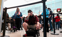 Một hành khách mệt mỏi khi đang chờ đợi ở sân bay quốc tế Baltimore Washington ngày 27/12. (Ảnh: Reuters)