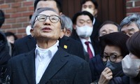 Sau khi được về nhà, cựu Tổng thống Hàn Quốc Lee Myung-bak nhìn lên trời khi gửi thông điệp đến cả nước. (Ảnh: Yonhap)