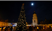 Người dân tập trung ở một nhà thờ của Kiev để đón năm mới trước giờ giới nghiêm hôm 31/12. (Ảnh: Reuters)